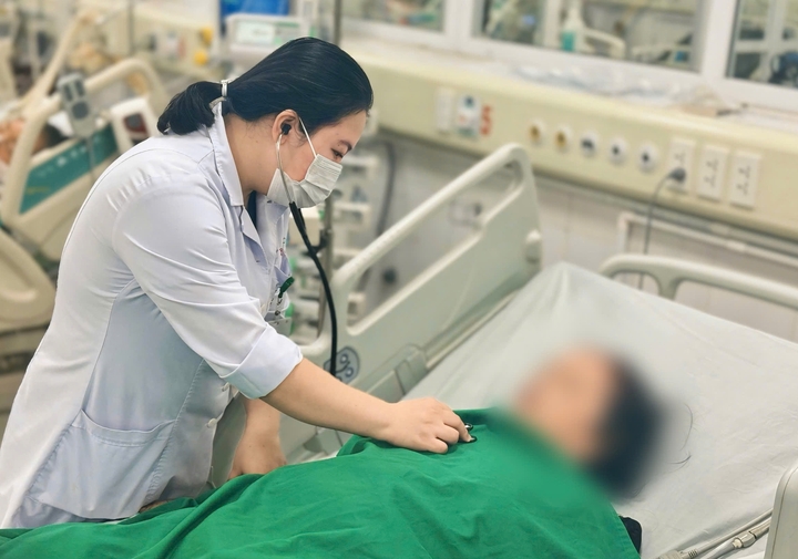 Bác sĩ theo dõi sức khoẻ cho bệnh nhân ngộ độc của ấu tẩu.