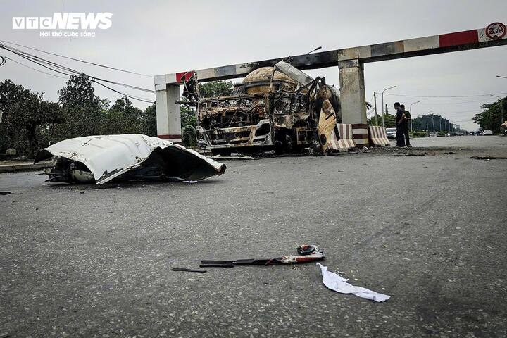 Sáng 29/10, lực lượng chức năng vẫn phong tỏa hiện trường, tập trung điều tra làm rõ nguyên nhân vụ nổ xe bồn.