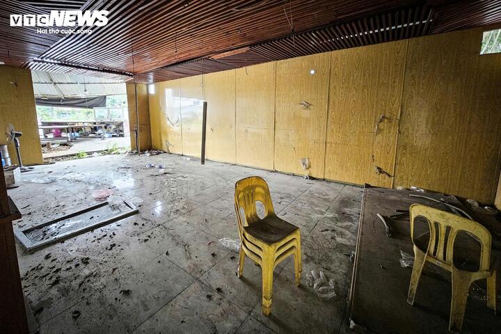 Căn nhà của gia đình ông Biên hư hại nặng nề sau vụ nổ.