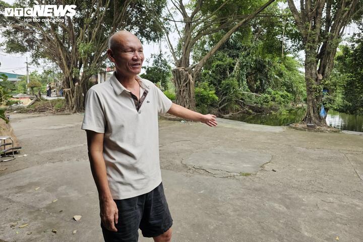 Khu vực ao cạnh nhà ông Dương Văn Biên, nơi tài xế xe bồn nhảy xuống để dập lửa sau vụ nổ.