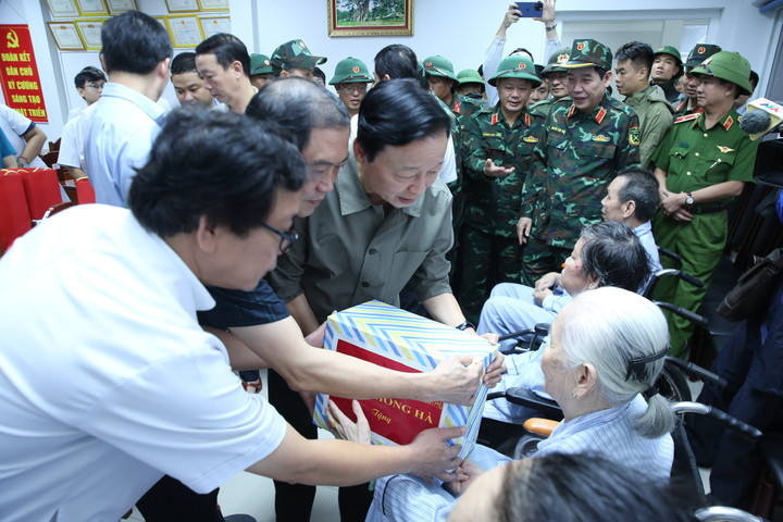 Phó Thủ tướng Trần Hồng Hà trao các phần quà hỗ trợ cho bệnh nhân điều trị tại Bệnh viện Phục hồi chức năng thành phố Huế.