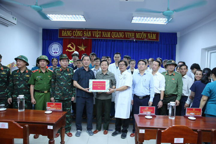 Đoàn công tác tặng quà động viên đội ngũ bác sĩ, điều dưỡng, kỹ thuật viên và nhân viên trực cấp cứu trong vùng lũ.