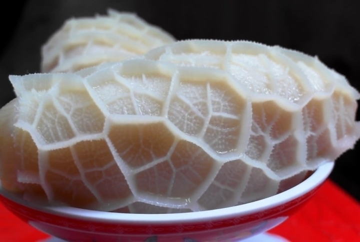 Những miếng sách trắng tinh, khô, không nhớt thường là do bị tẩy bằng hóa chất. (Ảnh minh hoạ)