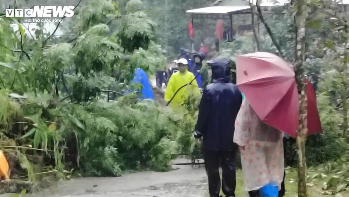 Theo lãnh đạo địa phương, tuyến đường ĐH4 dẫn vào xã xuất hiện nhiều điểm sạt lở nặng. Toàn xã có khoảng 1.000 hộ dân với 6.000 nhân khẩu. Tuyến đường ĐH4 sạt lở khiến 3.000 người dân bị cô lập. Khoảng 11h hôm nay, 5 ngôi nhà đã bị đất đá vùi lấp. Rất may trước diễn biến mưa lũ phức tạo, chính quyền địa phương đã tổ chức sơ tán dân từ sớm nên không có thiệt hại về người.