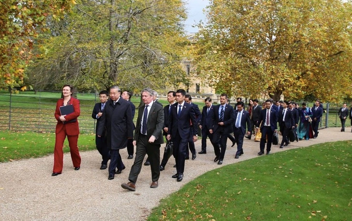 Tổng Bí thư Tô Lâm và Đoàn đại biểu cấp cao Việt Nam trong khuôn viên trường Đại học Oxford (Ảnh: Báo Chính phủ)