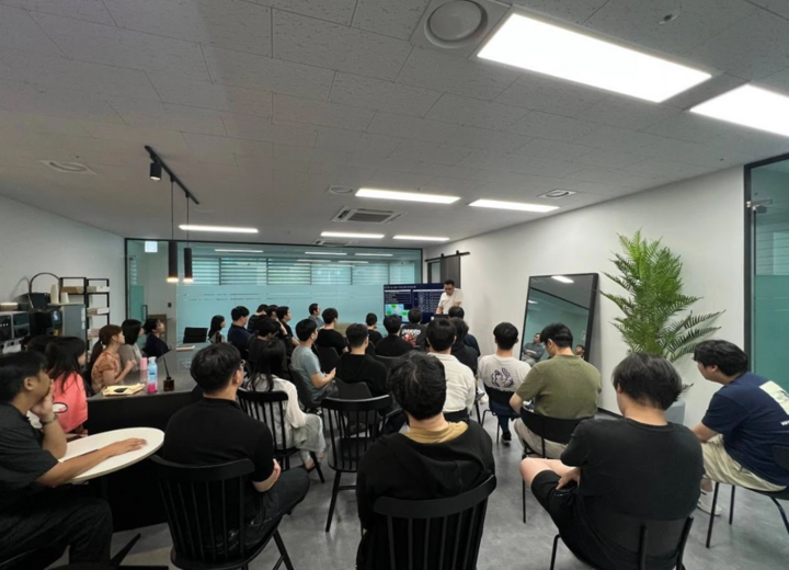 DOWHAT-teamet i intern utbildning om smart hotellplattform och AI-applikation.