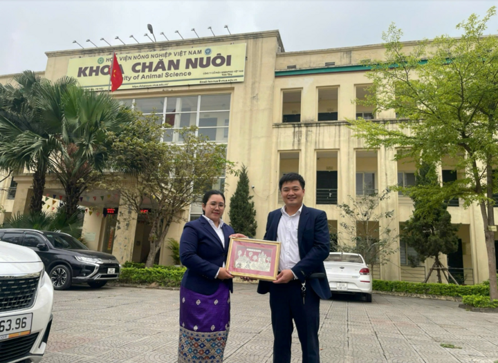 Laoský postgraduální student - Viraphet Phetdavanh a jeho školitel.