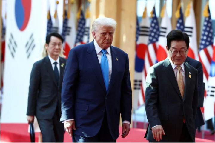 Tổng thống Mỹ Donald Trump gặp Tổng thống Hàn Quốc Lee Jae Myung bên lề Hội nghị Thượng đỉnh các nhà lãnh đạo Diễn đàn Hợp tác Kinh tế châu Á – Thái Bình Dương (APEC) tại Gyeongju, Hàn Quốc, ngày 29/10/2025. (Ảnh: Reuters)