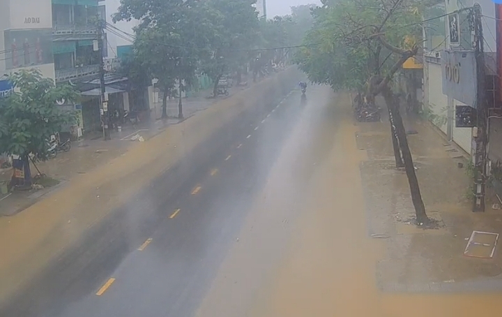 Một số trục đường chính ở trung tâm TP Huế như Hà Nội, Hùng Vương, Nguyễn Huệ... hiện nước rút gần hết.