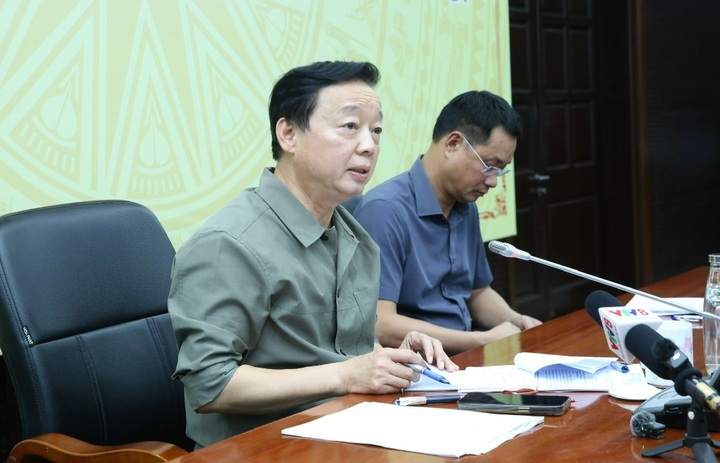 Phó Thủ tướng Trần Hồng Hà tại buổi kiểm tra tình hình ứng phó, khắc phục mưa lũ ở Đà Nẵng.