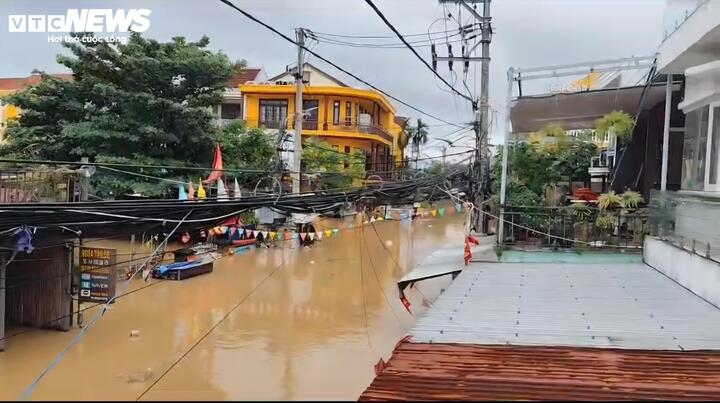 Khu vực An Hội ở phố cổ Hội An ngập sâu từ tối 27/10 và hiện tại mực nước vẫn đang lên.