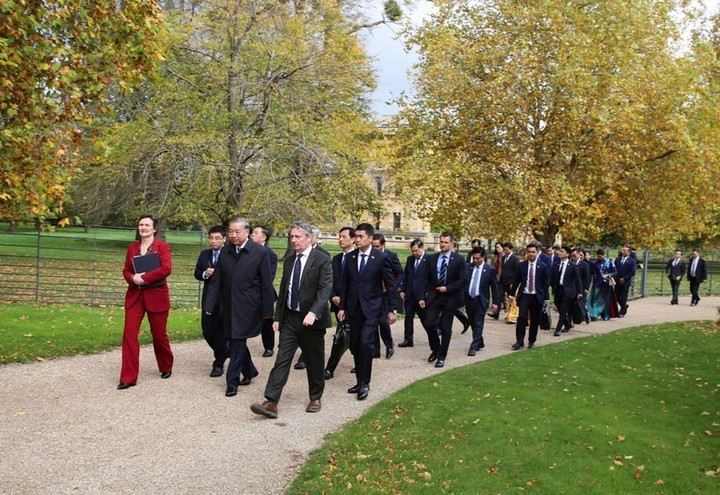 Tổng Bí thư Tô Lâm và Đoàn đại biểu cấp cao Việt Nam trong khuôn viên trường Đại học Oxford (Ảnh: Báo Chính phủ)