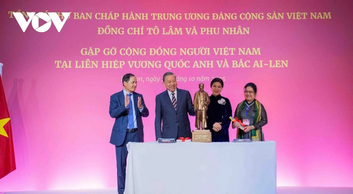 Tổng Bí thư Tô Lâm gặp gỡ cộng đồng người Việt Nam tại Vương quốc Anh - 4