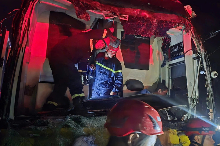 Cảnh sát tiến hành giải cứu tài xế bị mắc kẹt trong cabin. (Ảnh: Công an Thành phố Đà Nẵng)