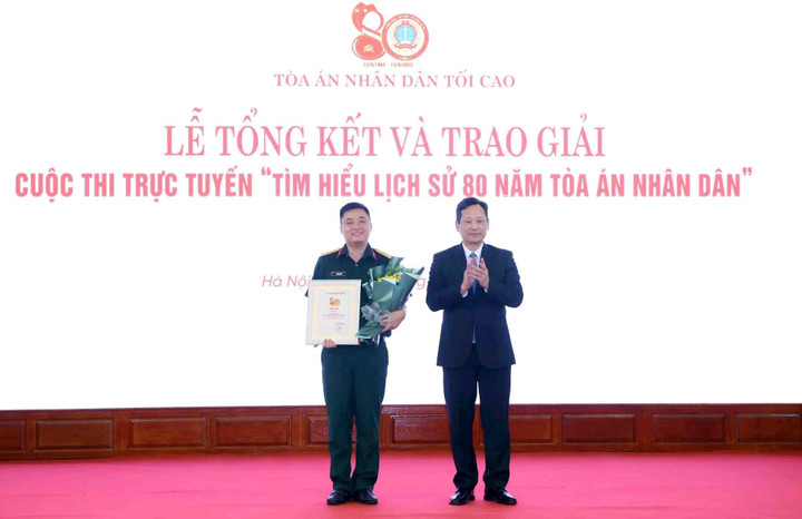 Phó Chánh án Tòa án Nhân dân Tối cao Nguyễn Văn Tiến trao giải Nhất cho thí sinh.