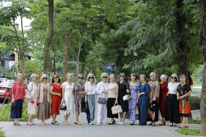 “Tóc bạc lấp lánh” là nơi những phụ nữ từ U30 đến U90 gặp nhau.