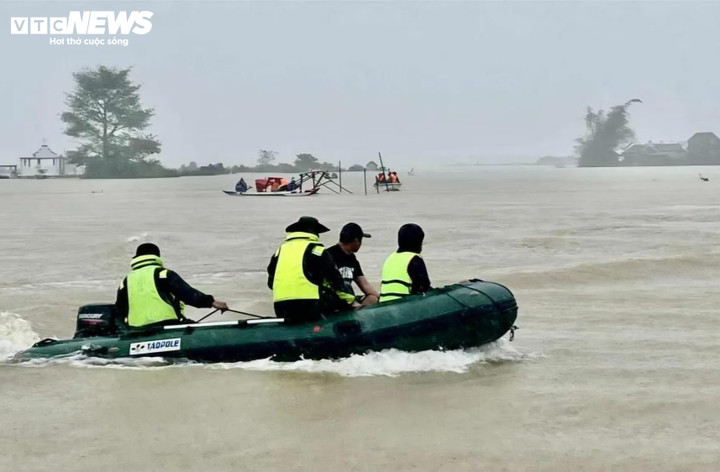 Lực lượng chức năng đang triển khai tìm kiếm những người mất tích trong trận mưa lũ lịch sử.