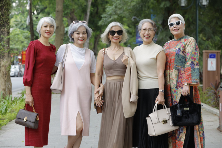 Hội chị em rạng rỡ, tự tin với mái tóc bạc trắng đặc trưng.