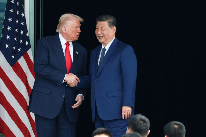 Tổng thống Mỹ Donald Trump và Chủ tịch Trung Quốc Tập Cận Bình trò chuyện sau cuộc gặp song phương bên lề Hội nghị Cấp cao APEC ở thành phố Busan, Hàn Quốc. (Ảnh: Reuters)