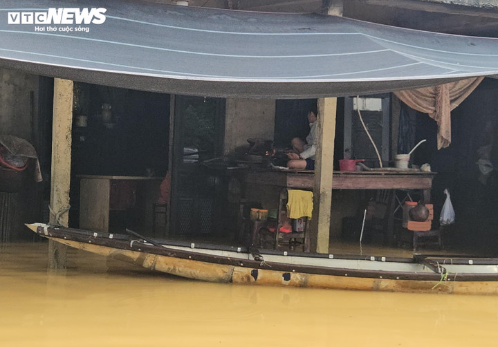 Nước sông rút nhưng vẫn duy trì ở mức cao, nhiều địa phương ở Huế vẫn chìm trong biển nước.