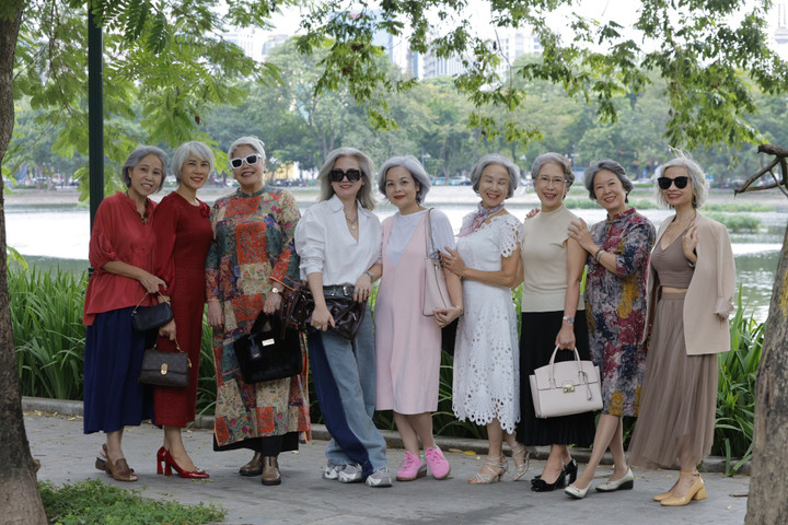 Những mái tóc bạc “gây bão” mạng xã hội.