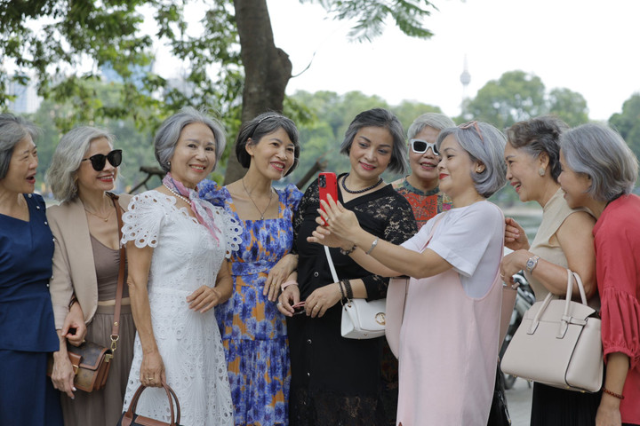 Các chị rất thần thái tự tin với mái tóc bạc tự nhiên.