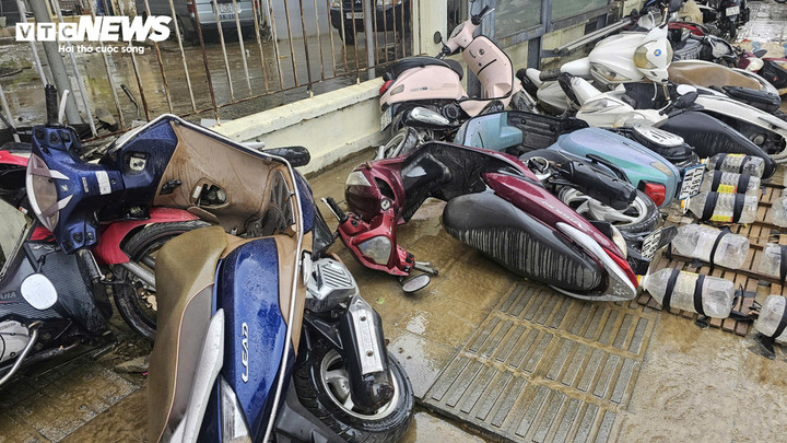 Những chiếc xe máy ngã rạp, ngổn ngang sau khi lũ rút, vẫn chưa được chủ nhân ra nhận lại.