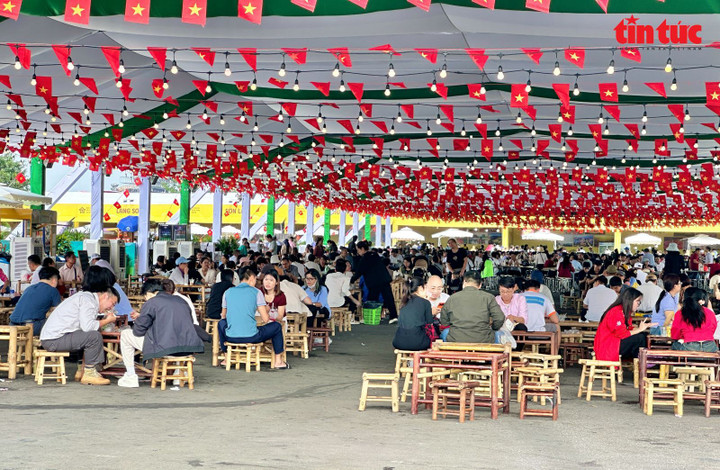 Tập nập du khách thưởng thức ẩm thực tại không gian ẩm thực của Hội chợ.