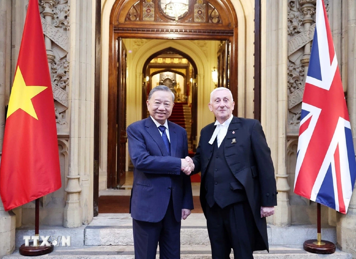 Tổng Bí thư Tô Lâm hội kiến Chủ tịch Hạ viện Anh Lindsay Hoyle. (Ảnh: TTXVN)