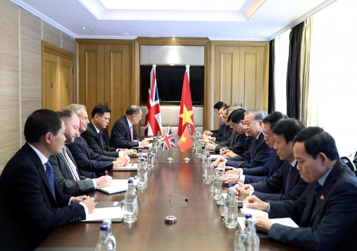 Tổng Bí thư Tô Lâm và thành viên đoàn Việt Nam tại cuộc gặp nguyên Thủ tướng Anh Tony Blair. (Ảnh: Thống Nhất/TTXVN)