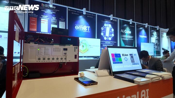 Αυτή η λύση συναγερμού πυρκαγιάς που βασίζεται στην τεχνητή νοημοσύνη εφαρμόζεται σε περισσότερες από 1.000 τοποθεσίες στην Κορέα, συμπεριλαμβανομένων μεγάλων εργοστασίων, εμπορικών περιοχών, ξενοδοχείων όπως Samsung, Hyundai, Lotte, CGV... (Φωτογραφία: Manh Hung)