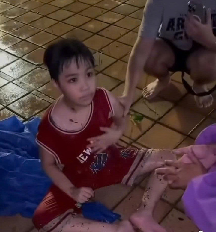Cháu bé được đưa lên bờ trong tình trạng hoảng loạn.