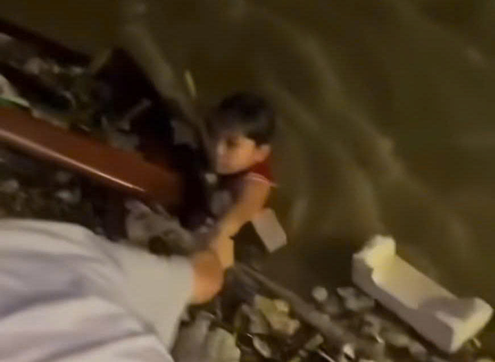 Hình ảnh cháu bé được người dân giúp đỡ. (Ảnh chụp màn hình)