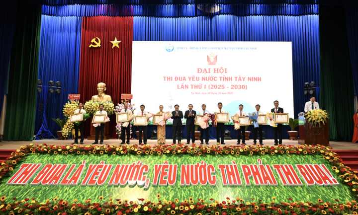 Các tập thể, cá nhân nhận huân chương và bằng khen của Thủ tướng Chính phủ.