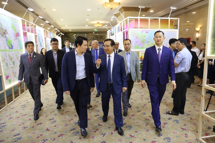 Ho Chi Minh Kenti Başkanı Nguyen Van Duoc, yatırımcılara Ho Chi Minh Kenti'nin yatırım yapmaya odaklandığı projeleri tanıttı.