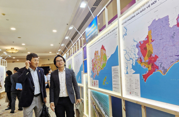 Yabancı yatırımcılar Ho Chi Minh Kenti'nin yeni planlama aşamasının sergi alanını gezdi.