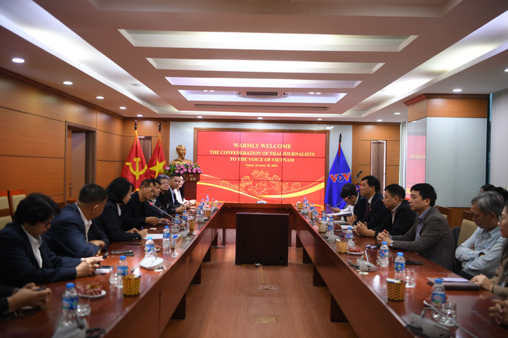 Toàn cảnh buổi gặp mặt giữa đại diện Đài Tiếng nói Việt Nam (VOV) và Liên đoàn Nhà báo Thái Lan.