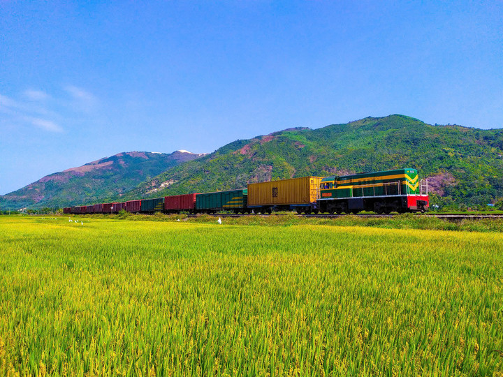 Đường sắt hỗ trợ vận chuyển hàng hoá cứu trợ miền Trung miễn phí.