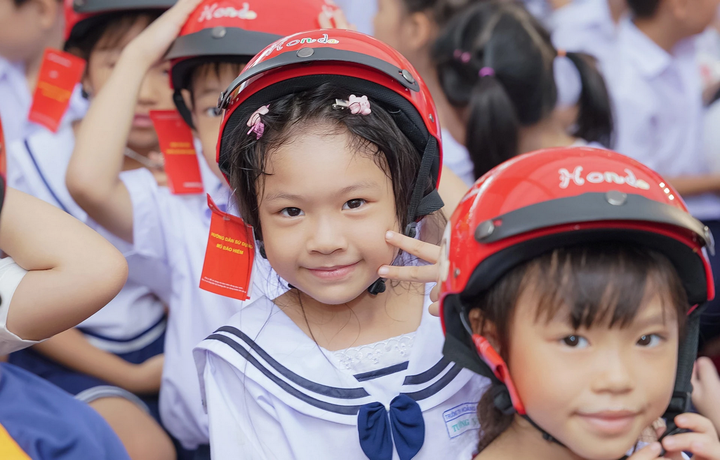 Những chiếc mũ bảo hiểm xinh xắn, đạt chuẩn quốc gia được trao tặng đến các em học sinh lớp 1.
