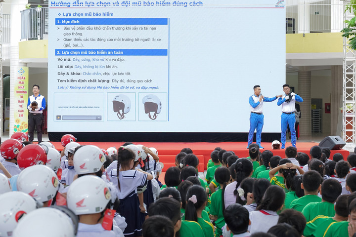 Hướng dẫn viên Honda Việt Nam đào tạo kiến thức an toàn giao thông cho các em học sinh.