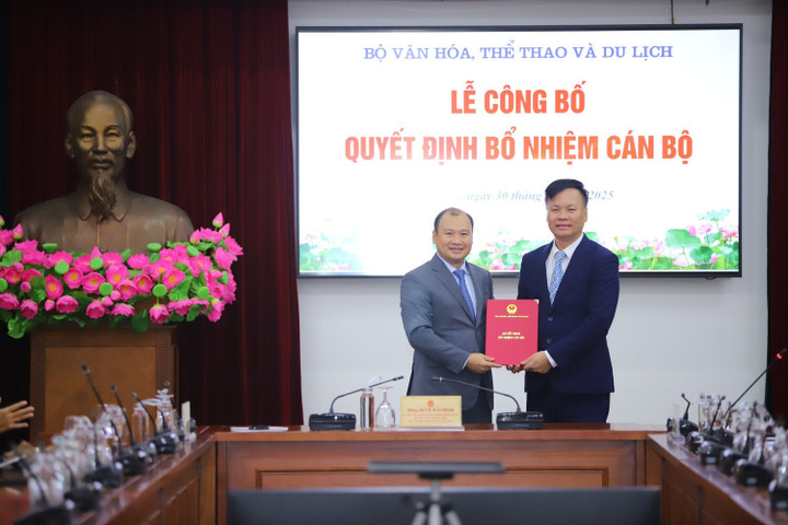 Thứ trưởng Lê Hải Bình trao quyết định bổ nhiệm cho ông Nguyễn Viết Cường. Ảnh: Cổng TTĐT Bộ VHTTDL.