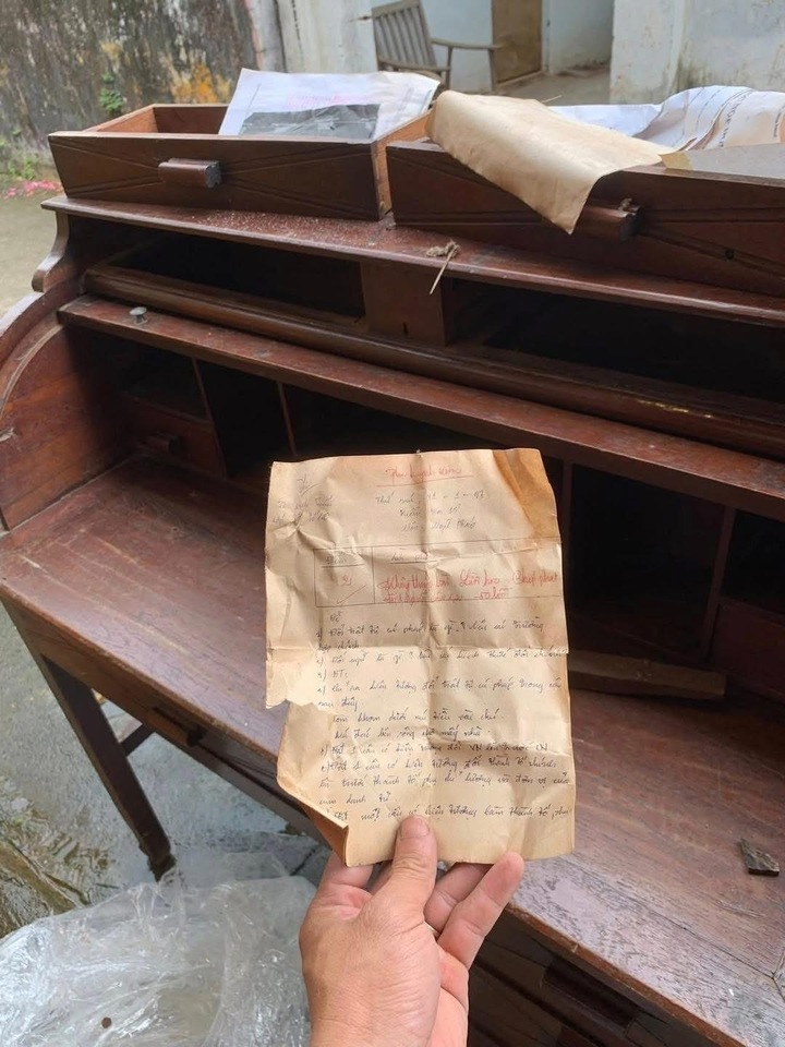 Bài kiểm tra 2 điểm giấu 28 năm, dân mạng gọi là 'báu vật tuổi học trò' - 1