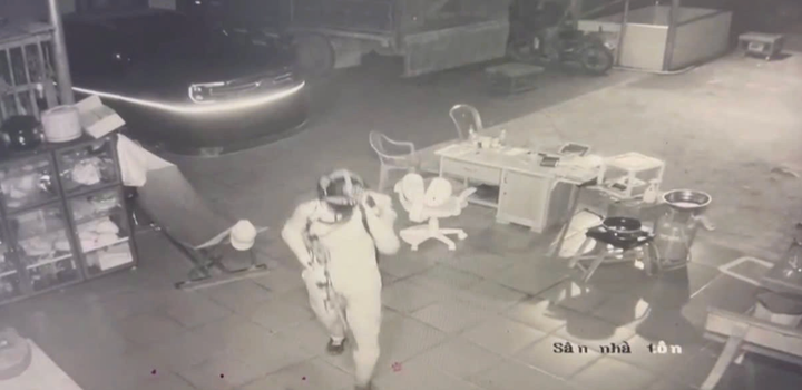Hình ảnh trích xuất camera của gia đình nạn nhân khi Lê Sỹ Tùng gây án. (Ảnh: Cắt từ camera)