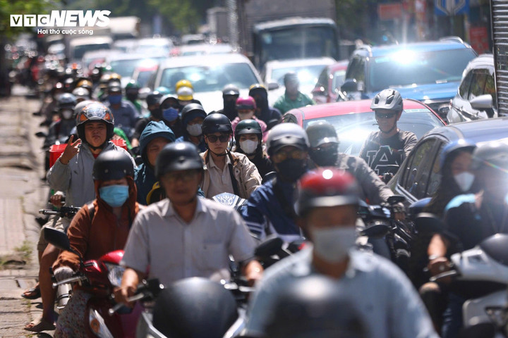 Theo đánh giá của PC08, nguyên nhân chính gây ùn tắc là do hạ tầng chưa đáp ứng tốc độ gia tăng phương tiện, trong khi hệ thống giao thông công cộng còn hạn chế.