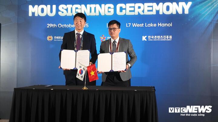 Εκπρόσωποι της εταιρείας emCT και βιετναμέζικων επιχειρήσεων υπέγραψαν το Μνημόνιο Συνεργασίας στον κοινόχρηστο χώρο του φόρουμ. (Φωτογραφία: Manh Hung)