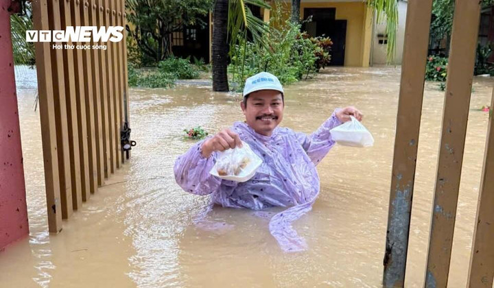 Những suất cơm nghĩa tình được gửi trao đến bà con khu vực ngập lụt.