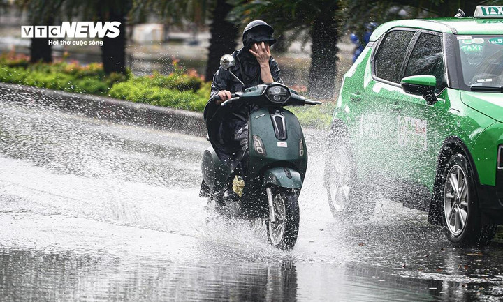 Miền Trung tiếp tục hứng mưa lớn kéo dài đến 4/11. (Ảnh minh hoạ: Hoàng Hà)