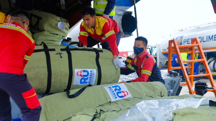 Việt Nam tiếp nhận lô hàng viện trợ của Nga.