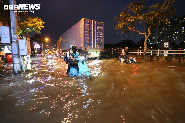 Triều cường gây ngập trên tuyến đường Trần Xuân Soạn (TP.HCM).