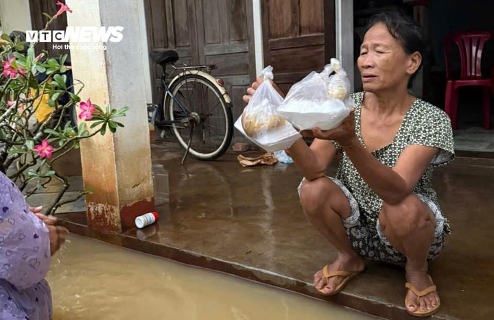 Người phụ nữ xúc động sau khi đón nhận suất cơm từ chuyến xe "0 đồng".